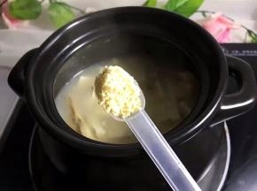 揭开盖子汤已经变白加入一勺鸡精