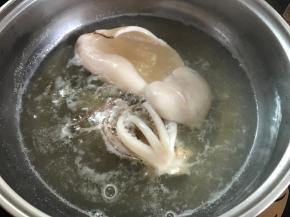 鱿鱼处理清洗干净后焯水。