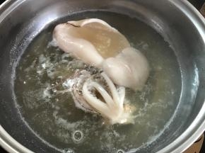 鱿鱼处理清洗干净后焯水。