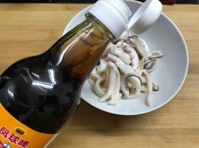 加半勺生抽，半勺蚝油，料酒，鱼露拌匀后腌10分钟。