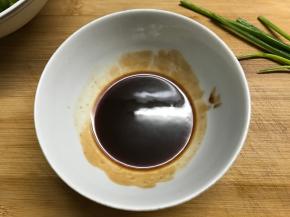 把剩下的调料加少许水调成汁待用。