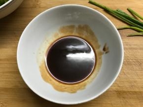 把剩下的调料加少许水调成汁待用。