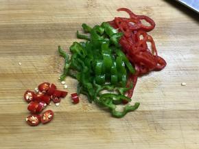 青、红椒切圈，小米椒切粒。