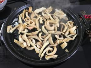 把腌好的鱿鱼放入煎。