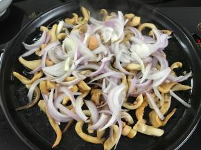 待鱿鱼边卷起时放入洋葱。