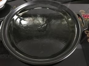 烤盘加热后倒入油。