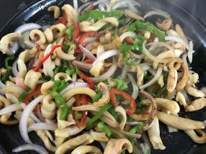 再把青、红椒一起放入翻拌均匀。