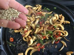 再撒上白芝麻。