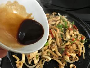 等差不多快变软的时候倒入调好的酱汁拌匀。