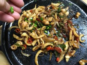 熄火后撒入香葱，即可吃了。