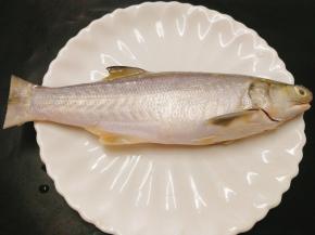 午鱼处理干净备用