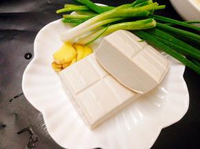 准备好豆腐 ，姜片，葱