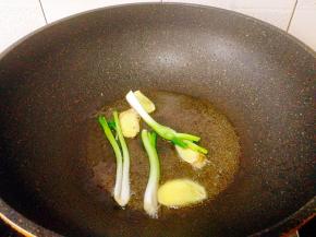 起油锅，放入葱白段 姜片爆香