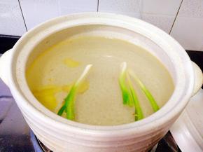 然后加清水，转入砂锅里，加点盐 盖子盖上，大火煮开