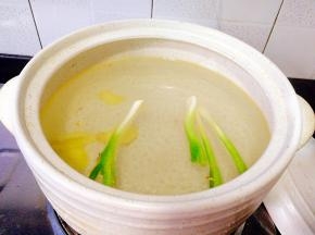 然后加清水，转入砂锅里，加点盐 盖子盖上，大火煮开