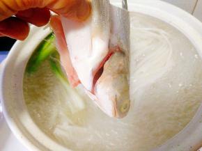 加入午鱼 ，料酒