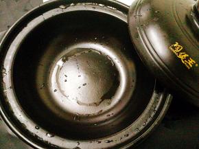 准备一口砂锅，这个砂锅保温性非常好，