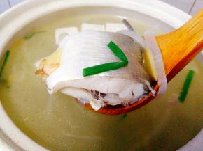 鱼煲好了，加入香葱，鸡粉调味，看看这个肉质 诱人吧，装到砂锅里即可