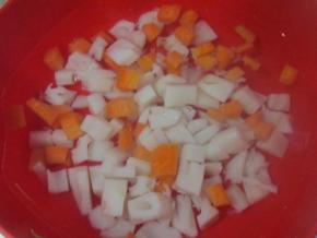 把莲藕丁，胡萝卜丁捞入凉水里过凉。