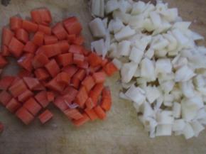 把莲藕和胡萝卜分别切成丁。