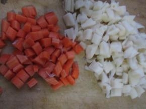 把莲藕和胡萝卜分别切成丁。