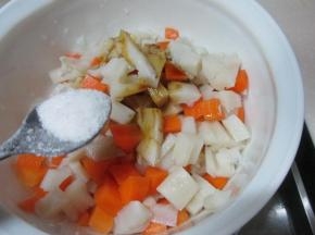 加入盐，白糖拌匀。