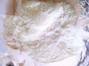 加入奶粉搅拌均匀