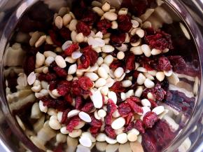 花生入烤箱170度烤10分钟，凉透去皮，跟蔓越梅搅拌均匀，黄油坐热水内，让其融化