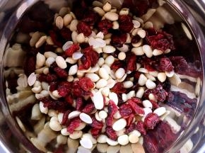 花生入烤箱170度烤10分钟，凉透去皮，跟蔓越梅搅拌均匀，黄油坐热水内，让其融化