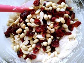 加入蔓越梅花生，搅拌均匀