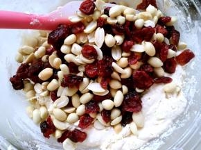 加入蔓越梅花生，搅拌均匀