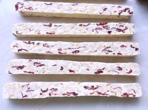 切成同等大小的长条，冻硬的麦芽糖更好切