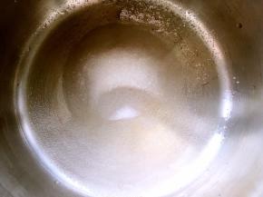 清水加55克砂糖跟盐小火加热至砂糖融化