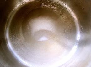 清水加55克砂糖跟盐小火加热至砂糖融化