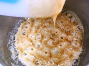 熬至麦芽糖很浓稠，刮刀拿起呈滴旗状态