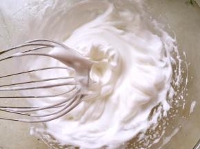 蛋白加8克砂糖打发至硬性发泡，打蛋器提起有个直立的小三角