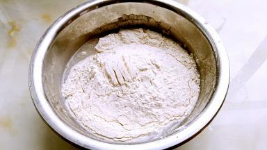 面粉中加入3克发酵粉，温水适量。