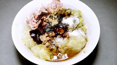 放入所有的调料进行搅拌均匀。