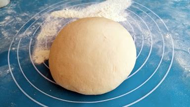 面团取出彻底排气，揉至完全无气孔，这样蒸出来的包子表面才会光滑。