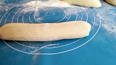 切成长条状，搓圆。