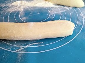 切成长条状，搓圆。