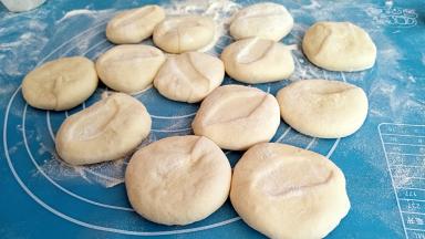 把小剂子均匀的按扁。