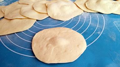 擀成中间厚，四周薄的包子皮。