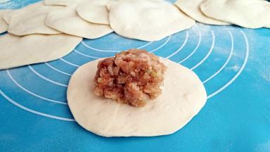 放入适量的陷。