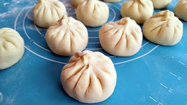 包好的包子，盖上干净的较大块保鲜布，醒发20分钟。