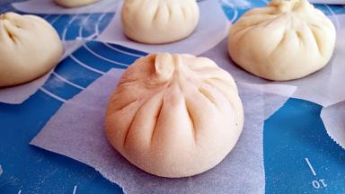 醒发后的包子鼓鼓的，比较轻盈，比原先大1/3。