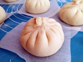 醒发后的包子鼓鼓的，比较轻盈，比原先大1/3。