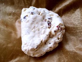 之后倒在油布上，再用手用力压，之后再对折几下将果干翻拌均匀