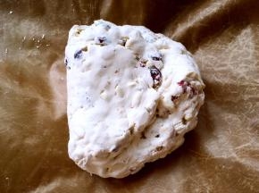 之后倒在油布上，再用手用力压，之后再对折几下将果干翻拌均匀