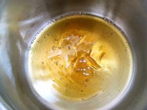 加入麦芽糖，小火加热，边加热边搅拌